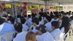 Personal de salud impartiendo una plática preventiva sobre salud y bienestar a familias en una comunidad rural de Zacapa.