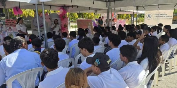 Personal de salud impartiendo una plática preventiva sobre salud y bienestar a familias en una comunidad rural de Zacapa.