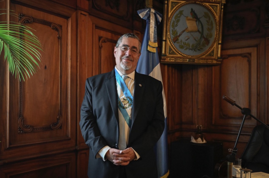 Arévalo cambia su postura antes la exoneración de impuestos a combustibles