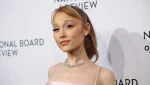 Ariana Grande en un close-up con expresión serena; referencia a su anuncio de pausa en redes sociales tras la ruptura con Pate Davison