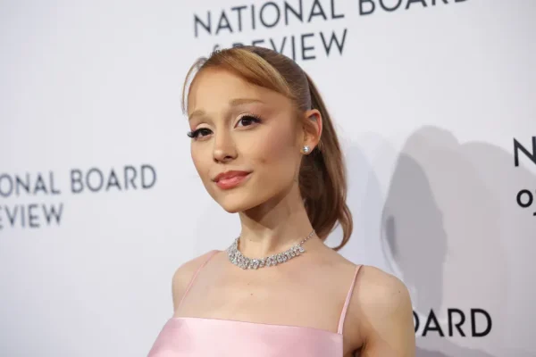 Ariana Grande en un close-up con expresión serena; referencia a su anuncio de pausa en redes sociales tras la ruptura con Pate Davison