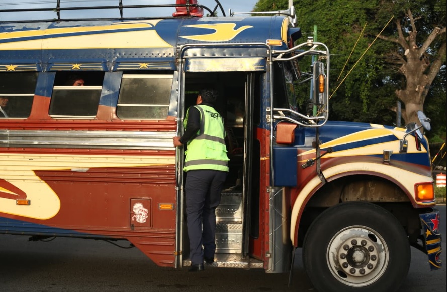 Usuarios se quejan del aumento al pasaje de Antigua a la capital
