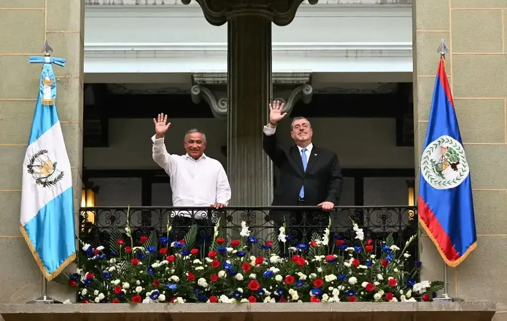 Bernardo Arévalo y John Briceño en el Palacio Nacional de Guatemala, durante declaraciones sobre el diferendo territorial ante la CIJ