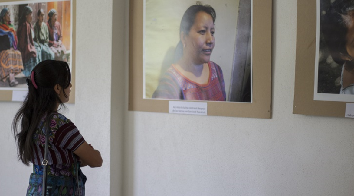 Mujeres artistas mayas de Sololá con tejidos y pinturas que se comercializarán en la galería virtual de Sotz’il Jay