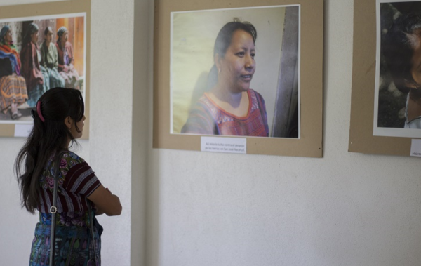 Mujeres artistas mayas de Sololá con tejidos y pinturas que se comercializarán en la galería virtual de Sotz’il Jay