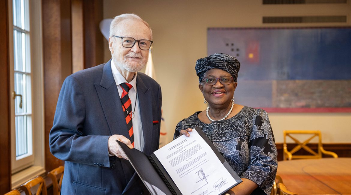 El embajador Eduardo Sperisen-Yurt entrega el instrumento de aceptación de Guatemala a Ngozi Okonjo-Iweala en la OMC