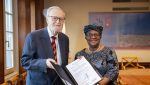 El embajador Eduardo Sperisen-Yurt entrega el instrumento de aceptación de Guatemala a Ngozi Okonjo-Iweala en la OMC