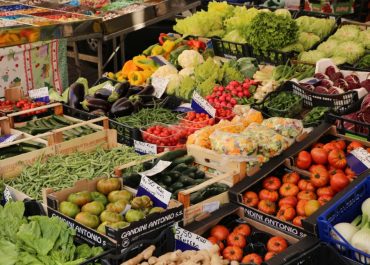 Ventas regulares en mercados de la capital pese al aumento de precios