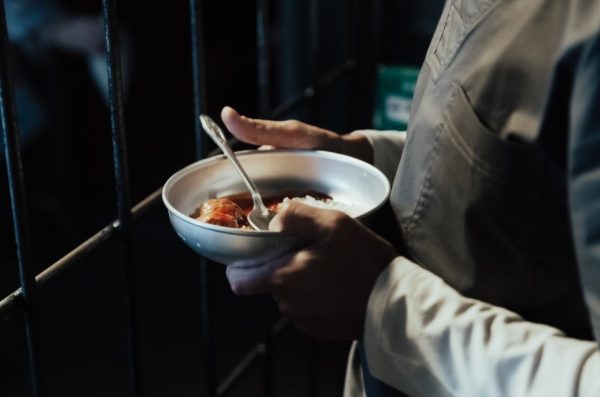¿Cuál es el costo de alimentación en las prisiones del país?