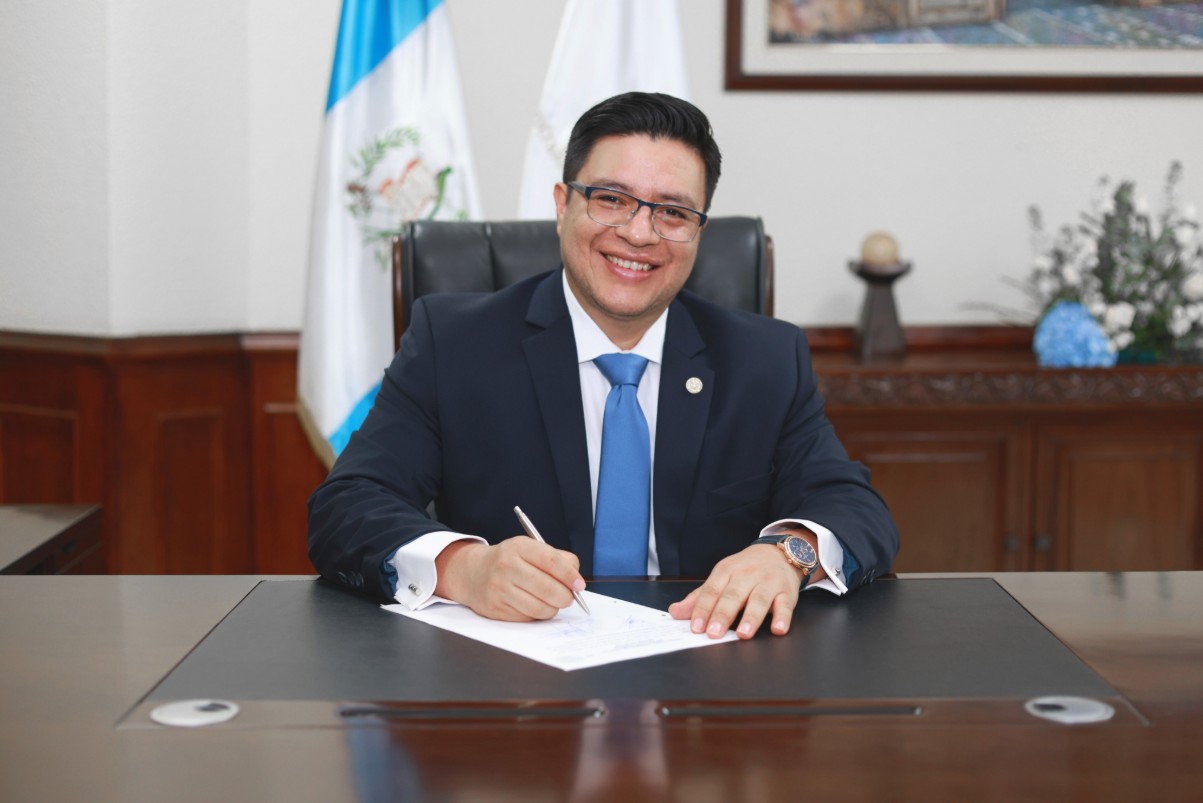 Elfego Castañón asumió el cargo como titular de la Contraloría General de Cuentas