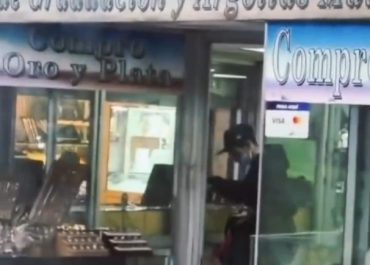 Robo a joyería queda registrado en video desde un autobús