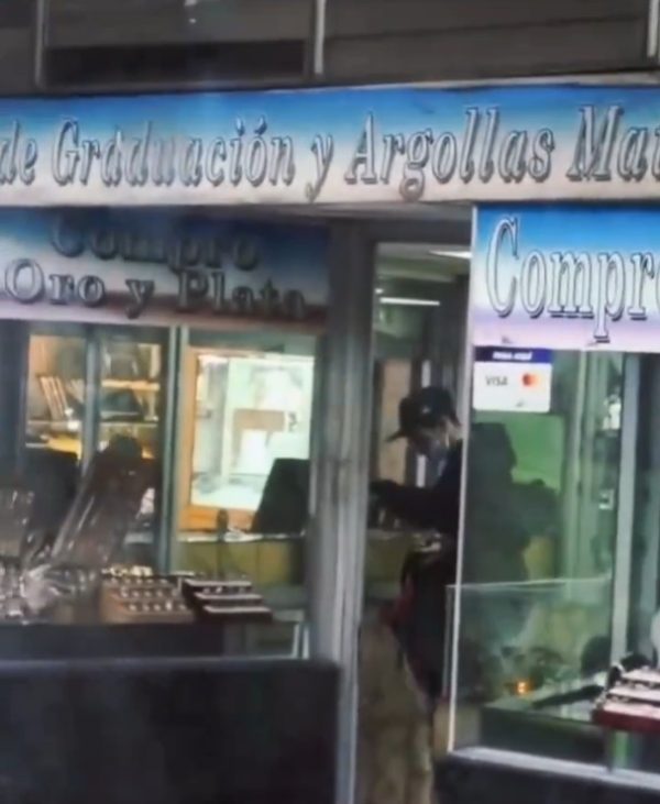 Robo a joyería queda registrado en video desde un autobús