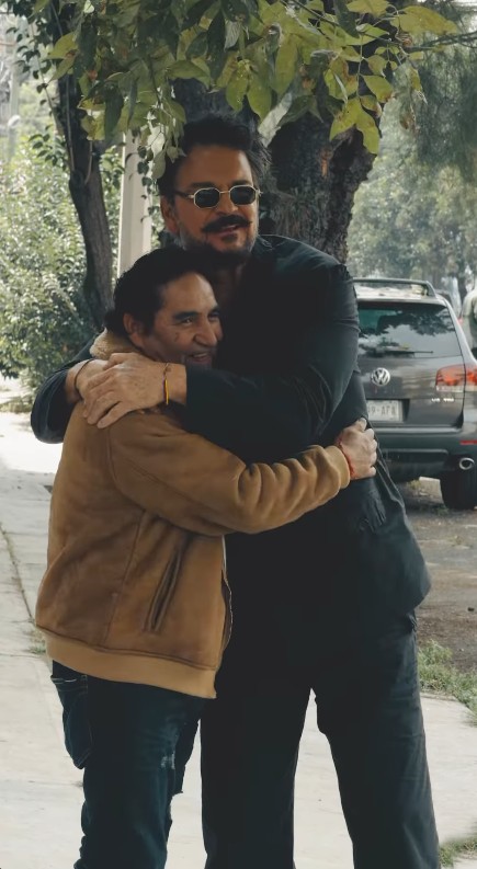 Arjona visita a su amigo taxista en México y lo sorprende con un regalo