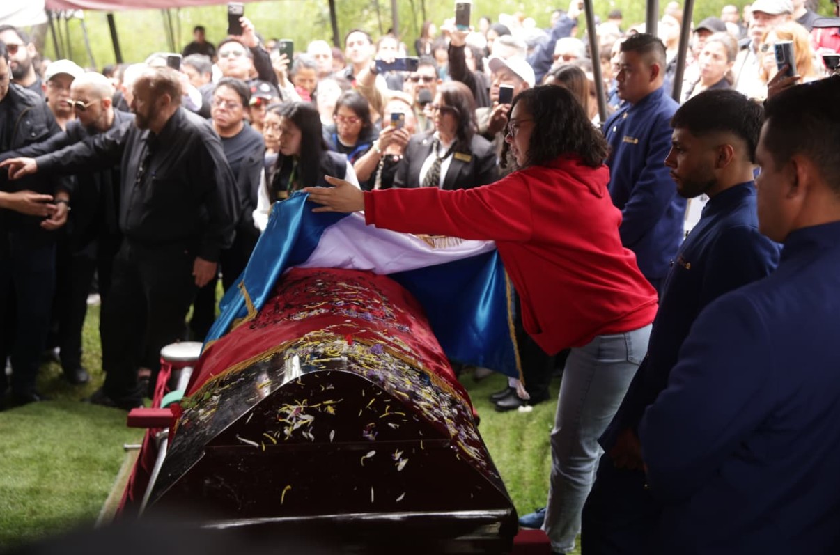 Familiares y amigos despiden con tristeza a Solórzano Foppa y le rinden homenaje